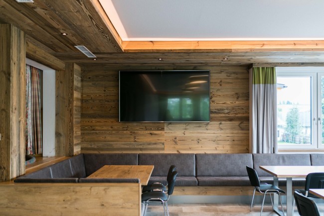 Speisesaal mit TV im Jugendgästehaus Markushof